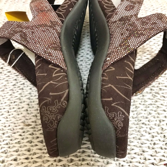 NIB Vionic Cocoa Sandals in Bronze Snake - Picture 15 of 16